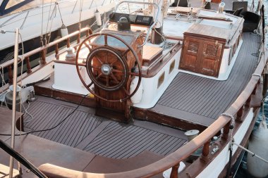 Gün batımında yat parkında. Günbatımında yatları olan deniz koyunda. Demirli yatlar. Marina, iskele. Gün batımında gemi direklerinin deniz suyuna yansıması. Torrevieja, Alicante, İspanya