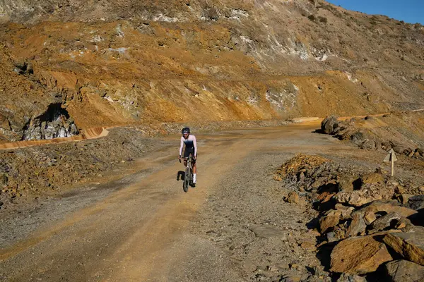 Man Rider Cykel Bergen Man Rider Grus Cykel Cyklist Praktiserar — Stockfoto