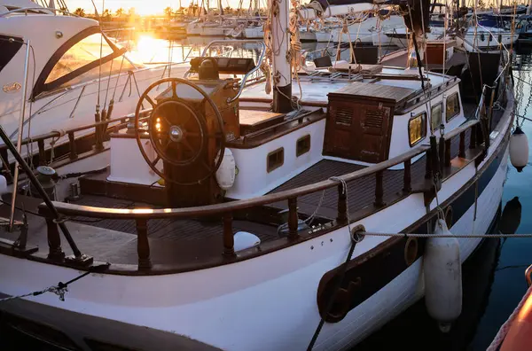 Χώρος Στάθμευσης Σκαφών Στη Μαρίνα Ηλιοβασίλεμα Θαλάσσιος Κόλπος Σκάφη Αναψυχής — Φωτογραφία Αρχείου