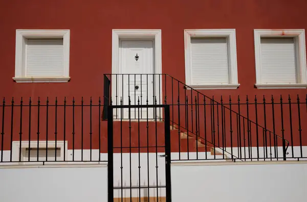 Beyaz kepenkli kırmızı ev