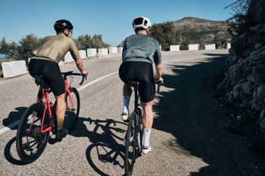 Vall d 'Ebo geçitlerinde iki bisikletçi eğitimi. İspanyol dağlarında bisiklet sürüyor. Kasklı bisikletçiler ve bisiklet sürücüleri Vall d' Ebo geçitlerini fethediyor..
