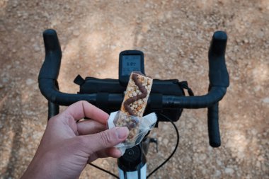 Dağ geçitlerinde iki bisikletçi eğitimi. İspanyol dağlarında bisiklet sürüyor. Kasklı bisikletçiler ve bisiklet giyiyorlar. Liman motivasyonu. Xabia, Alicante, İspanya