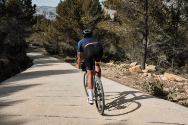 Dağ geçitlerinde iki bisikletçi eğitimi. İspanyol dağlarında bisiklet sürüyor. Kasklı bisikletçiler ve bisiklet giyiyorlar. Liman motivasyonu. Xabia, Alicante, İspanya