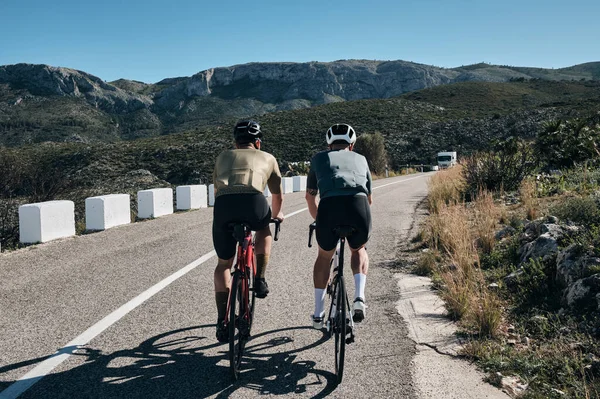 Два Велосипедиста Тренируются Валь Эбо Pass Cycling Испанских Горах Велогонщики — стоковое фото