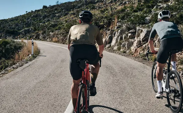 两个骑自行车的人在Vall Ebo通过训练 在西班牙山区骑自行车 戴头盔和骑自行车的骑自行车的人战胜了Vall Ebo通过 — 图库照片