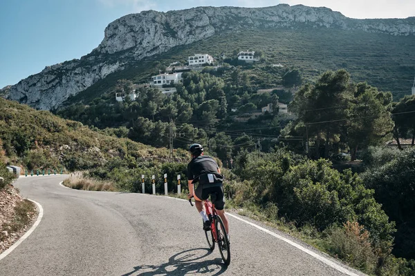 Två Cyklister Tränar Bergspass Cykling Spanska Bergen Cyklister Hjälmar Och — Stockfoto