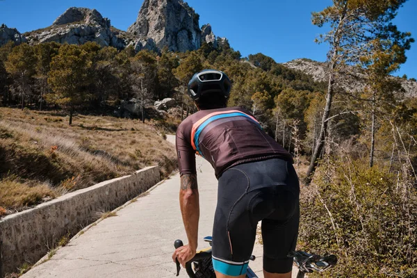 Человек Велосипедист Гравийном Велосипеде Езда Дороге Горах Видом Mountains Man — стоковое фото