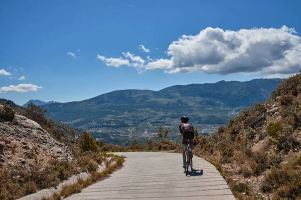Man Ridning Grus Cykel Grusväg Bergen Med Naturskön Utsikt Grus — Stockfoto