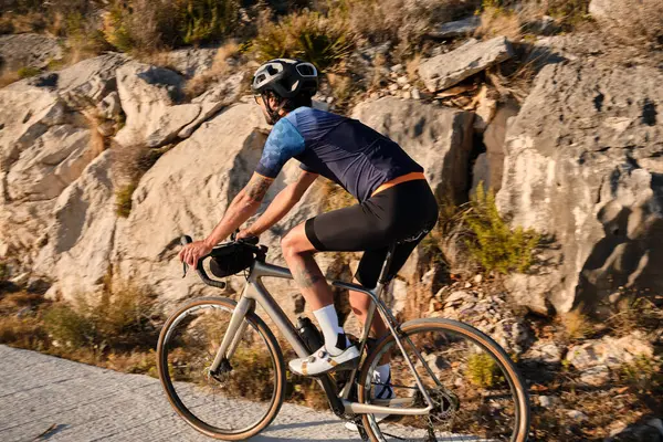 자전거 사람은 자전거에 도전적인 지형을 정복하고있다 스포츠맨 산에서 자전거에 열심히 — 스톡 사진
