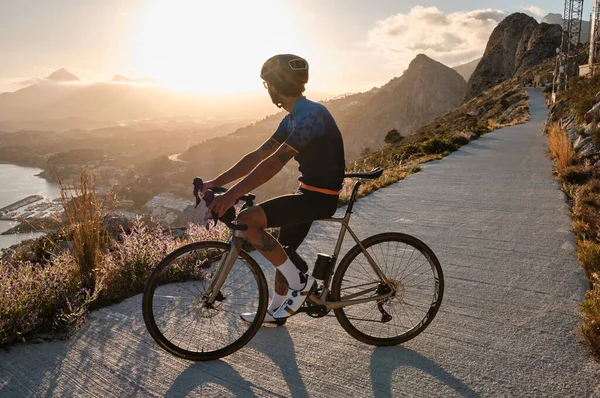 Manlig Cyklist Njuter Vacker Havsutsikt Solnedgången Mitt Sin Träning Man — Stockfoto