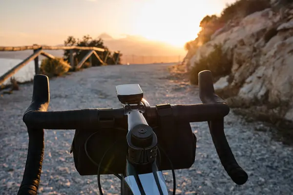 带自行车计算机和手提包俯瞰高山的碎石自行车手推车视图 — 图库照片