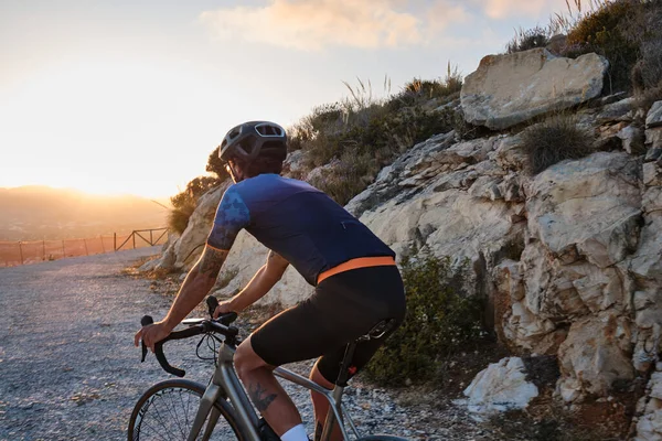 西班牙落日时分 在风景秀丽的石子路上 骑自行车和戴头盔的男性骑自行车 — 图库照片