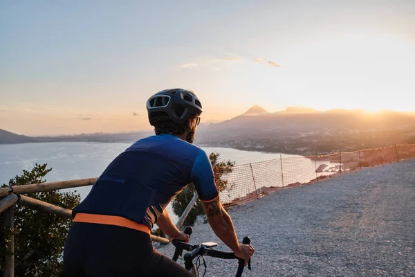 Passar Manlig Cyklist Cykelkit Och Hjälm Ridning Grus Cykel Natursköna — Stockfoto