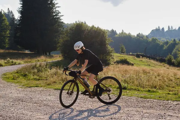 Kvinna Cyklist Klädd Svart Cykling Kit Och Vit Hjälm Rider — Stockfoto