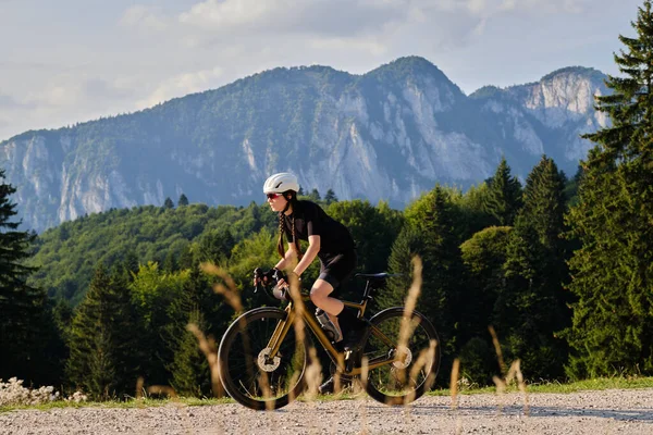 Kvinna Cyklist Klädd Svart Cykling Kit Och Vit Hjälm Rider — Stockfoto