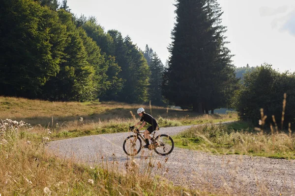 Kvinnlig Cyklist Svart Cykelkit Hon Rider Gruscykel Grusväg Vid Solnedgången — Stockfoto