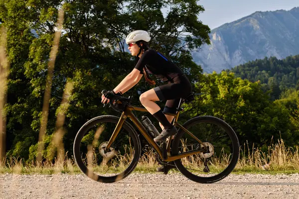 Donna Ciclista Con Indosso Kit Ciclismo Nero Sta Guidando Una — Foto Stock