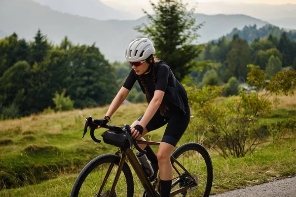 Женщина Велосипедистка Чёрном Велосипедном Комплекте Едет Велосипеде Дороге Закате Видом — стоковое фото