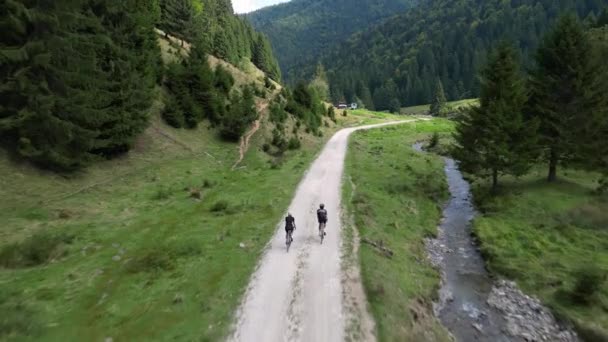 Bisikletçilerin Iyi Manzarası Dağların Manzaralı Güzelliklerinde Çakıllı Bisiklete Binmek Çakıl — Stok video