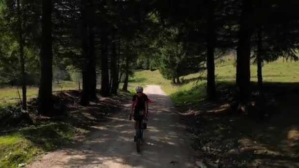 Kobieta Rowerzystka Jeździ Żwirowym Rowerze Żwirowej Drodze Lesie Górskim Trening — Wideo stockowe