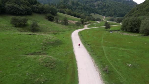 Ciclismo Cascalho Nas Montanhas Drone Aéreo Tiro Ciclista Equitação Belo — Vídeo de Stock