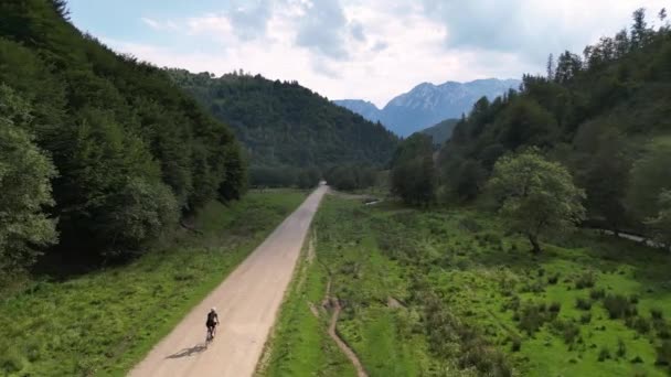 Ciclismo Grava Las Montañas Aerial Drone Shot Cyclist Riding Beautiful — Vídeo de stock