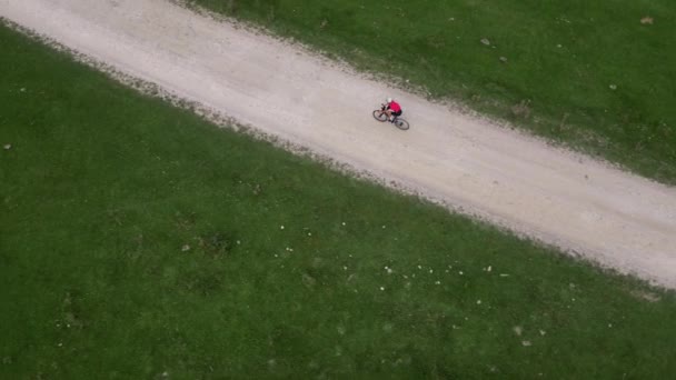 Top View Drone Footage Woman Cyclist Riding Gravel Bike Gravel — Wideo stockowe