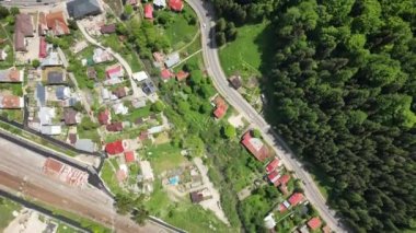 Azuga köyü yukarıdan görünüyor. Prahova, Romanya