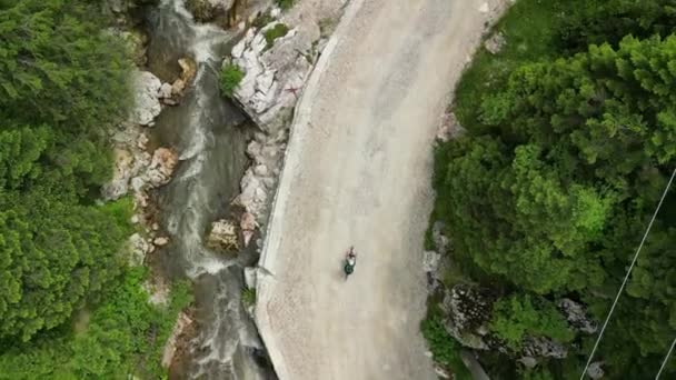 Drone Fit Vrouwelijke Fietser Rijdt Grindweg Roemeense Bergen Sport Fietsen — Stockvideo