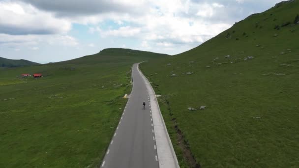 山地女骑手训练的无人驾驶镜头 专业的女骑手骑在风景清澈的路上 令人惊叹的风景和熟练的女骑手 — 图库视频影像