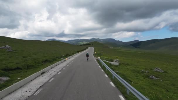 Luftbild Video Einer Radfahrerin Auf Einem Rennrad Der Radfahrer Steht — Stockvideo