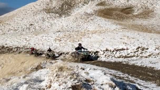 Люди Ездят Квадроциклах Снежных Горах Зимний Снежный Пейзаж Люди Ездят — стоковое видео
