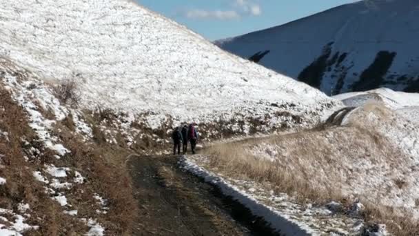 Una Familia Excursionistas Caminando Por Las Montañas Cubiertas Nieve Viajes — Vídeo de stock