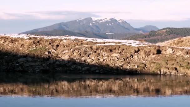 Piękny Naturalny Zimowy Krajobraz Zimowa Scena Górskiego Jeziora Spokojne Jezioro — Wideo stockowe