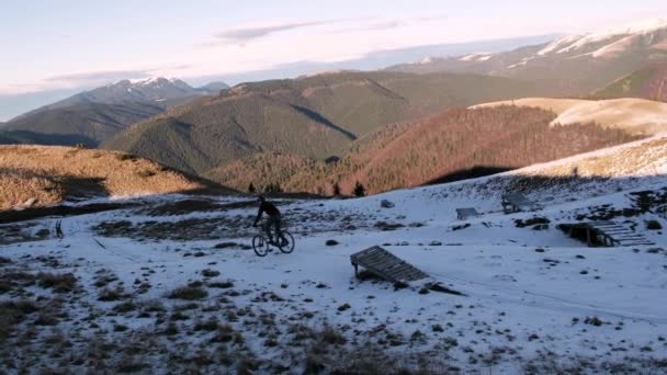 Ciclismo Invierno Las Montañas Los Ciclistas Masculinos Ciclismo Parque Nieve — Vídeo de stock