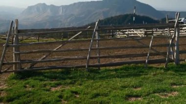 Romanya 'daki Piatra Mare Dağları. Sonbahar boyunca kayalık dağlara ve sakin çayırlara bakın..