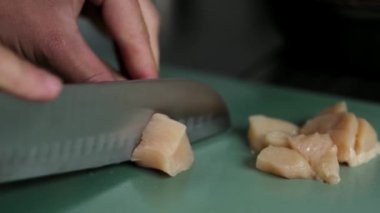Tavuk filetosu kesen kadının ellerini kapat. Yemek hazırlığı. Tavuk eti masada. Yemek pişirmek..