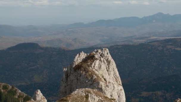 Горы Пятра Маре Румынии Вид Скалистые Горы Спокойную Местность Течение — стоковое видео