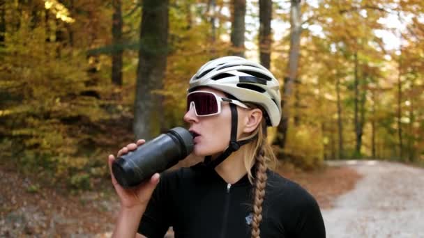 Close Vídeo Ciclista Feminina Capacete Copos Água Potável Ciclista Exausto — Vídeo de Stock