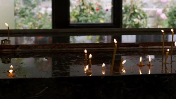 Hořící Svíčky Které Stojí Řadě Zapálené Pamětní Svíčky Svíčky Hoří — Stock video