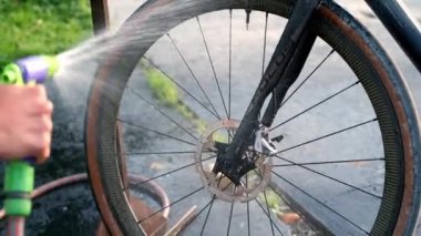 Bisikletin arkasını temizliyorum. Kamerayı kapat. Çakıl bisikleti yıkıyorum. Motosiklet tamircisi kirli çakıl bisikletini dışarıda temizliyor. Bisiklet yıkama. Bisiklet sporu..