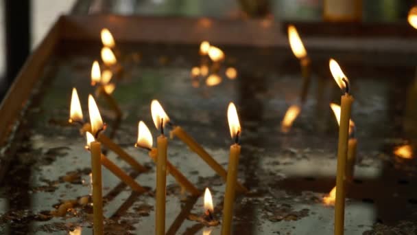 东正教教堂里正在燃着教堂的蜡烛 在东正教教堂点着蜡烛 基督教信仰和传统 信仰与上帝 宗教和传统的主题 — 图库视频影像