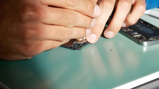 Een Close Van Reparatie Van Mobiele Telefoon Technicus Repareert Telefoon — Stockvideo