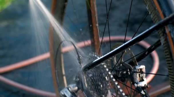Limpieza Bicicleta Desviador Trasero Primer Plano Vídeo Bicicleta Grava Lavado — Vídeo de stock
