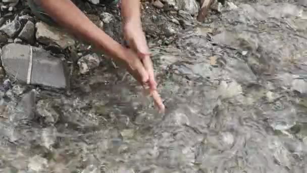Жінка Миє Руки Гірській Річці — стокове відео