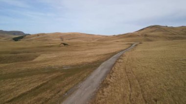 Dağlarda çakıl bisikleti süren kadın bisikletçinin hava aracı görüntüsü. Çakıl bisikleti bisikleti. Macera için bisiklet rotası. Offroad bisikleti. Çakıl taşı süren bisiklet. Aktif yaşam tarzı.