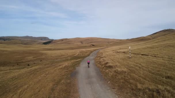 Bisikletçi Dağların Çakıl Yolunda Bisiklet Sürüyor Bisiklet Süren Bir Kadın — Stok video