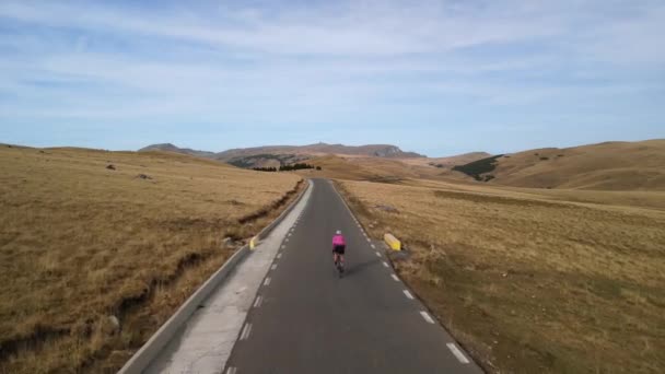 Boş Dağ Yolunda Bisiklet Süren Profesyonel Kadın Bisikletçinin Hava Aracı — Stok video