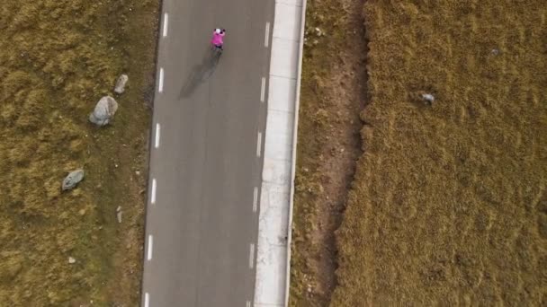 从空中俯瞰山地骑自行车的公路骑手 骑自行车在山上骑自行车 自行车和三项全能的概念 运动员健康的户外生活方式 女人在秋天骑自行车 — 图库视频影像