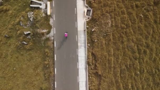 Drone Aéreo Tiro Mulher Profissional Ciclista Andar Bicicleta Estrada Montanha — Vídeo de Stock